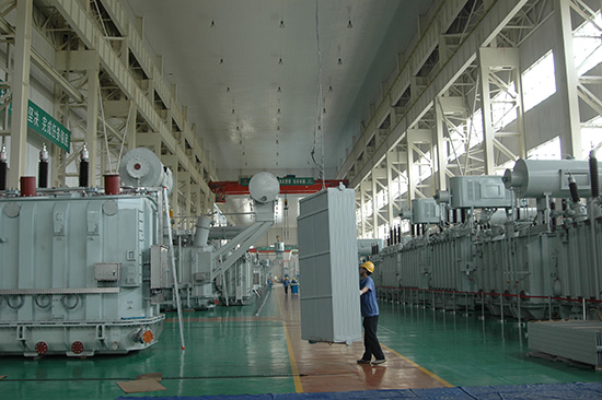 达驰电气公司220kV级电力变压器组装车间_经济建设_菏泽大众网